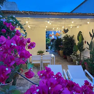 https://suite-battisti-7.lecce-hotels.com